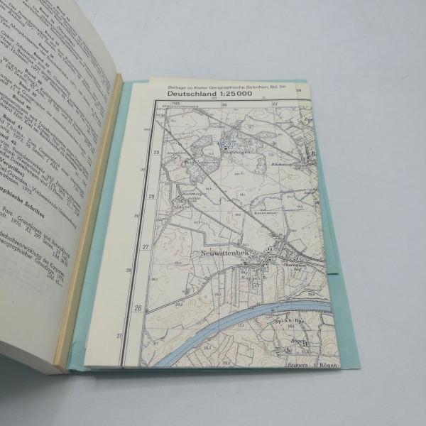 Bähr, Jürgen (Herausgeber): Kiel 1879 - 1979 Entwicklung von Stadt und Umland im Bild der topographie Karte. 1: 25000. Zum 32. Dt. Kartographentag, 11. - 14. Mai 1983 in Kiel